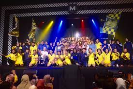 The cast of olabola the musical performing the song #luarbiasa which will be featured in the musical, to be staged at istana. Pementasan Ola Bola The Musical Suntik Semangat Merdeka Perpaduan Antara Rakyat Berbilang Kaum Buletin Mutiara