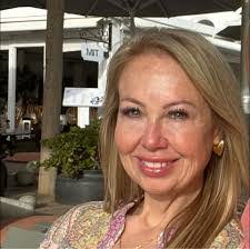 Lori Winstead's Instagram, Twitter & Facebook