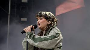 Lola Young Cancela Conciertos Tras Desmayo: ¿Qué le Ocurre a la Cantante?