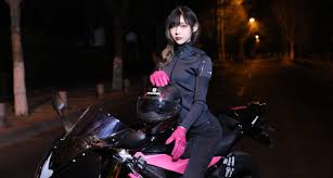 2 days ago · 23歲重機女神「痞幼」外型亮眼，加上擁有火辣身材，在微博狂吸引超過150萬名粉絲追蹤，人氣相當高。不過，「痞幼」近日卻被爆料不雅片流出，她也貼出律師聲明否認此事，「我是一位女性，我的心也是肉長的。 æ›¾è¢«çˆ†ä¸é›…ç…§ æŠ–éŸ³ é‡æ©Ÿå¥³ç¥ž æ›çœŸå¯¦ç´ é¡ç…§ç¶² çš®è†šå¤ª