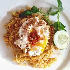 Mie instan goreng ( indomie goreng) • minyak untuk meng goreng • sosis goreng • daging goreng (yg dimarinasi kaldu sapi, garam, merica) • bon cabe level 10 • kucai • telur rebus 1/2 matang. Resep Indomie Salted Egg Homemade Dan Cara Membuatnya Secara Mudah
