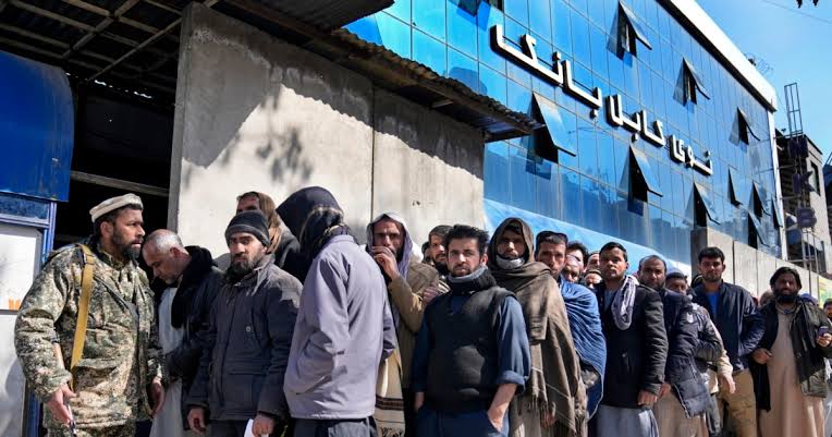 در روز جهانی بانک‌ها شهروندان افغان از تسهیلاتی بانک خوش و از چالش‌های بانکی افغانستان شکایت دارند