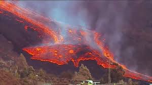 Other eruptions have been as big or bigger than these, but no one lived nearby to be threatened (for example the valley of 10,000 smokes eruption in alaska in 1912). La Palma Volcano Eruption Lava That Could Create Clouds Of Toxic Gas Now Within 800m Of Ocean World News Sky News