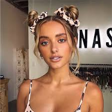 Les stars en sont folles, et plus ils sont hauts, plus on aime ! Des Idees De Coiffures Originales Avec Un Chouchou
