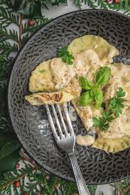 Apéritif, entrée, plat et dessert, il est possible de constituer un repas 100% végétarien pour le plus grand bonheur de nos pupilles et de nos papilles. Raviolis Aux Girolles Et Herbes Entree Vegetarienne Pour Les Fetes