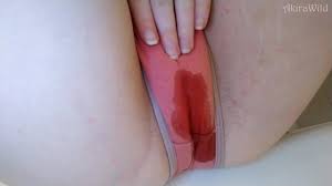 18 岁女孩试图憋尿 - 绝望的内裤尿