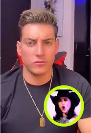 Agustín reacciona a la canción de Gomita