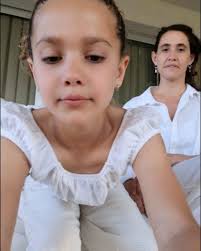 Por las risas. , Por los consejos. , Por cuidarme. , Por preocuparte. , Por  jugar conmigo. , Por actuar mil personajes en mis historias. , Por quitarme  los miedos. , & por un montón de cosas más: , ...