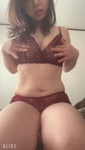 魅惑のJia Lissaが誘惑的に ハゲたマンコに指を入れる