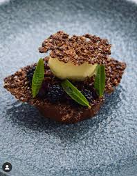 Simon deli haber ve haberleri! York Cocoa House 72 Chocolate Delice Hogweed And Coconib Tuile Wild Blackberries Hogweed Ice Cream