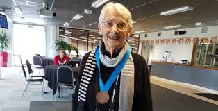 Aprender a nadar a los 72 años y competir a los 82 es posible