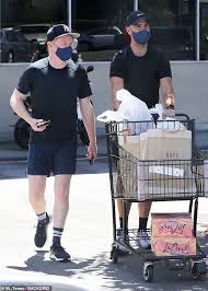Jesse tyler ferguson, 45, is an actor recognized for being part of the cast of the show modern family. together with her husband, attorney justin mikita, 35, they are learning all about parenthood. Jesse Tyler Ferguson Is Shopping For Groceries With Husband Justin Mikita A Month After Welcoming Their Son Oltnews