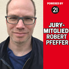Als Jury-Mitglied #2 bringt Robert Pfeffer den besonderen Blick für  Geschichten mit ein 😊 Seit über 20 Jahren als Lektor bei RTL tätig, weiß  er welche Geschichten den Good-Feel-Moment mitbringen 🥰 Du