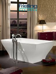 Die Elegante Badewanne Besticht Durch Eine Geradlinige Randgestaltung Kombiniert Mit Weichen Formen Im Wanneninne Badezimmer Trends Badezimmer Mobel Badewanne