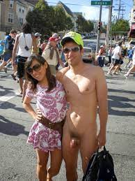 男が全裸で女の子は服着てるシチュエーションのエロ画像！