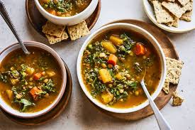 Une Soupe Aux Lentilles Et A La Courge Automnale Et Vege Hyper Savoureuse Qui Ne Vous Laissera Pas Sur Vot Butternut Squash Soup Squash Soup Healthy Recipes