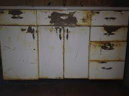1940s kitchen design achieving the retro look lovetoknow. Kitchen Cabinets Circa 1940 Bright Container House