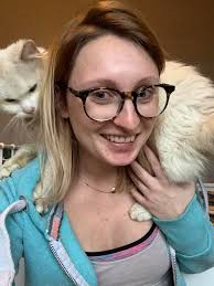 Tijdens een zwerfpoezen vang-actie na de melding van Dennis Vandenbergh.  (steriel maken van zwerfpoezen en terug uitzetten in hun vertrouwde,  veilige omgeving)👍 liep deze prachtige 'ooit witte' poes in onze vangbak.  Al