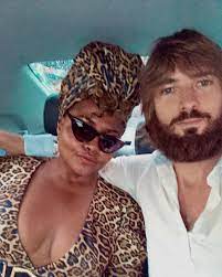 Gaby amarantos's boyfriend, gareth jones was born on n/a in. Gaby Amarantos Posa Com O Amado Miss Onca E Miss Boto Vogue Celebridade