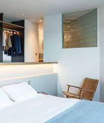 Dormitorio con vestidor y baño privado. Ideas Y Consejos Para Lograr Un Dormitorio En Suite Con Bano Y Vestidor Foto 1