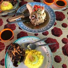 Rebus bihun dalam air yang mendidih yang ditambah kunyit. Bihun Sup Herba Blida Siam Soup Place