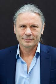 Bruce Dickinson aponta Andre Matos como um dos cantores que mais admira