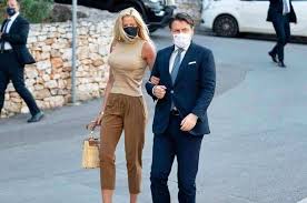 Ciò che si sa che è più giovane del compagno di circa 15 anni e che è figlia di cesare paladino, proprietario dell'hotel plaza. Chi E Olivia Paladino Tutto Sulla Fidanzata Del Presidente Conte Altezza Eta Ex Marito Figlia Madre Lavoro Instagram Foto Alphabetcity