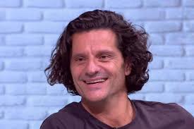 Actor Joel Joan also applauds a speech by Sílvia Orriols in parliament