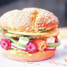 Burger Saumon Ce Midi C Est Burger Saumon Avec De La Pomme Avocat Concombre Feta Framboises Et Sauce Moutarde Coco Et Miel Bon Appetit Sauce Moutarde Appetit