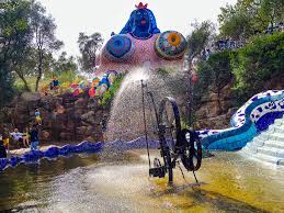 Colorful, elegant line drawings by french artist niki de saint phalle, based on her famous 'tarot garden' sculptures. Tarot Garten Von Niki De Saint Phalle Uberwaltigend Voller Farben Spiegel Passenger On Earth