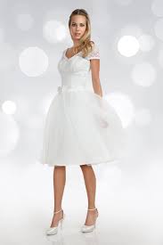 Scegli un abito da sposa semplice per il tuo grande giorno e sentiti una regina di raffinatezza. Abiti Per Matrimonio Civile In Comune Marialuisa Benetti Sposa Venezia