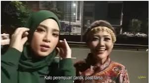 | mama terlihat begitu indah mengenakan pakaian kerjanya.jika wanita seusia mama memilih untuk mengenakan jilbab,mama justru tdk.awalnya mama mengenakan jilbab,namun lama kelamaan ia tdk mengenakan jilbab itu dan berpakaian agak seksi yg menampakan pesona dirinya yg sangat. Cuma Makan Nasi Uduk Di Pinggir Jalan Soimah Dewi Perssik Hingga Irfan Hakim Habiskan Uang Hingga Rp 7 9 Juta
