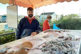Nouveau dictionnaire général des pêches (fr); A Saint Nazaire Le Pecheur Vend Son Poisson Tout Juste Sorti De Son Bateau L Echo De La Presqu Ile