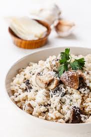 Risotto Aux Champignons Recette Italienne Du Risotto Alla Fungaiola Recette En 2020 Recette Risotto Recette Italienne Champignon Recette