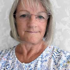 What would you charge for a one-tier champagne cake with strawberry filling  and buttercream in Iowa?