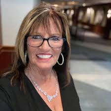 Who mows lawns in Columbia City?