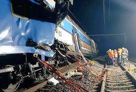 Kereta api tanah melayu ktm ekspres 25107 johor bahru ke tumpat kelantan jika ada pertanyaan dan cadangan sila. Seorang Maut Dalam Rempuhan Kereta Api