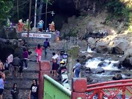 Pemandian air panas guci (ow guci), terletak di kecamatan bumijawa di lereng gunung slamet, sekitar 30 km dari kota slawi. Tempat Ziarah Di Guci Jawa Tengah Sederet Tempat