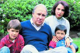 Colombia's president ivan duque is behaving like a dictator in his attempt to defend former president alvaro uribe against a supreme court detention order, opposition senator ivan cepeda said saturday. Biografia De Ivan Duque Ivan Duque Una Vida Cultivando El Poder Gente Cultura Eltiempo Com