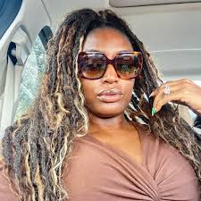 Simone Wise's Instagram, Twitter & Facebook