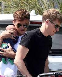 Black, 46, told the some families podcast about what parenting under lockdown has been like for him and daley, 26. 260 Tom Dustin Ideen Tom Daley Z Cam Kussende Manner