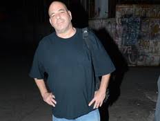 רון קופמן (54) אמנם נשמע קשוח וכועס בתוכניות הטלוויזיה והרדיו בהן הוא לוקח חלק אבל בפועל, המגיש דווקא עובר את התקופה הכי רגישה ומשמעותית בחייו כרגע. ×¨×•×Ÿ ×§×•×¤×ž×Ÿ Mako