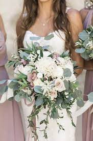 Red bouquets are a popular choice for wedding flowers since red is a universal symbol of romance. Pin On Hochzeit Und Heiraten