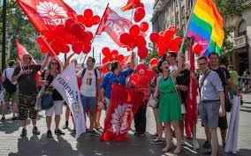 Miközben a pride résztvevői szétszélednek a városban, vagy éppen tovább üldögélnek a március 15. Beszedes Kepek A Budapest Pride Rol