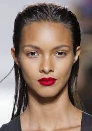 Coupe Plaquee Sur Le Defile Barbara Bui Cheveux Mi Long Cheveux Maquillage Brune