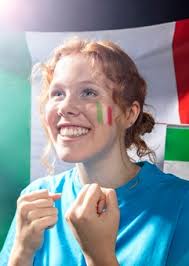 ﻿ italien är ett land som ligger i europa. Smiley Femme Tenant Le Drapeau Italien Photo Gratuite