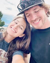 👩🏻‍🤝‍👨🏼