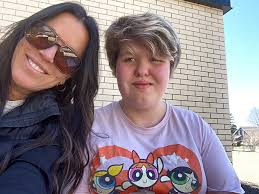 𝐂𝐥𝐚𝐬𝐬𝐞 𝐞𝐱𝐭𝐞́𝐫𝐢𝐞𝐮𝐫𝐞 En adaptation scolaire avec madame  Melanie Hanley, les élèves de la classe de français inaugurent la classe  extérieure ! On profite des chauds rayons du soleil pour travailler  autrement. C'est