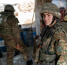 Der krieg um bergkarabach 2020 war eine militärische auseinandersetzung zwischen den streitkräften armeniens und denen der republik arzach auf der einen seite und den streitkräften aserbaidschans auf der anderen seite. Bergkarabach Krieg Und Neben Dem Gewehr Liegt Dante Welt