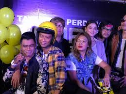 Eager to win back his girlfriend, kudin rushes off to join a gang of mat rempit. Malam Gala Filem Rempit Sampai Langit Finas